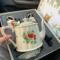 Service à thé rétro européen en céramique, motif fraise, avec théière, tasses et soucoupes à bord doré, style britannique