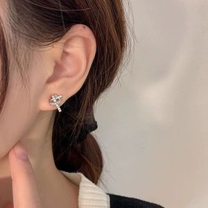 Pendientes de Plata de Ley 925 con Diseño de Nudo, Unisex, Estilo Coreano Moderno, Joyería Elegante y Minimalista de Alta Gama, Brillante y Lujosa - Product Image 3