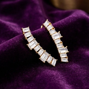 Pendientes de Diamantes Baguette Ear Climbers - Oro de 9k, 14k y 18k - Product Image 1
