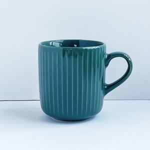 Taza <span class=keywords><strong>de</strong></span> cerámica verde oscuro brillante con nervaduras verticales, taza <span class=keywords><strong>de</strong></span> café <span class=keywords><strong>de</strong></span> gres con cuerpo recto acanalado, para comercio mayorista - Product Image 1