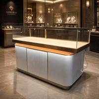 Table de présentation de bijoux incurvée moderne sur mesure, base argentée, bordure dorée, vitrine en verre pour magasin de diamants, d'or et de jade