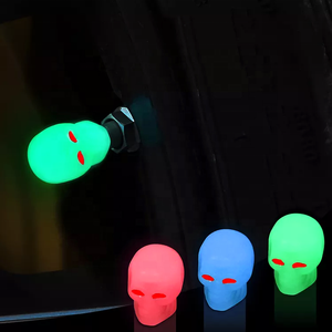 Bouchons de tige de valve de <span class=keywords><strong>pneu</strong></span> de voiture fluorescents, lueur dans l'obscurité, matériau ABS universel, tête de crâne, bouchons de poussière d'air de voiture lumineux - Product Image 1