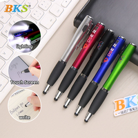 Stylo bille en plastique de style sportif BKS avec logo personnalisé LY7538, 12g, avec lumière LED et encre noire de 1,0 mm, pour cadeaux promotionnels