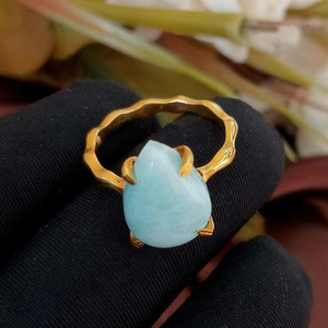 แหวนเงินแท้ประดับลาร์ิมาร์แคริบเบียนธรรมชาติสำหรับผู้ชาย ขนาด 10x14 มม. ประดับเพชรซิร์คอน ชุบโรเดียมและทอง 22K รูปทรงหยดน้ำแบบหนามเตย - Product Image 1