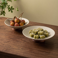 Bol à fruits en céramique mate sur piétement avec base en bois, assiettes de service sur pied de 6 et 8 pouces pour collations, desserts et présentation de table