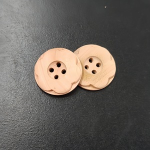 Thân Thiện Với Môi Cao-End Nút Bằng Gỗ Vòng Hai Mắt Thời Trang Nhà Máy Giản Dị Tùy Chỉnh Nút Bán Buôn Cho Trẻ Em Của Quần Áo - Product Image 3