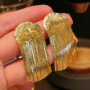 2025 nueva llegada Nueva joyería de moda 24K oro Real de alto grado curvo <span class=keywords><strong>sin</strong></span> hueso borla pendientes moda cadena de oro borla pendientes - Product Image 1