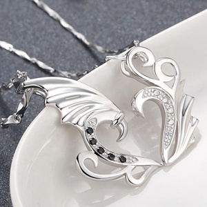 2019 nueva moda parejas amantes chapados en plata <span class=keywords><strong>corazón</strong></span> colgante, collar <span class=keywords><strong>de</strong></span> diamantes <span class=keywords><strong>de</strong></span> imitación <span class=keywords><strong>dragón</strong></span> ala collar - Product Image 2