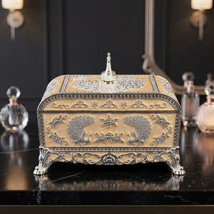 Boîte à bijoux de luxe en argent allemand à motif paon |   Coffret en métal gaufré moderne avec doublure en velours, boîte de rangement décorative pour souvenirs Nirmala - Product Image 3