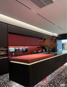 ชุดตู้ครัวสำเร็จรูปดีไซน์หรูหราสไตล์อิตาลีสำหรับโรงแรมเชิงพาณิชย์ทันสมัย พร้อมตู้เก็บของติดผนังและชุดไอส์แลนด์สำหรับห้องนั่งเล่น โครงสร้างโลหะ - Product Image 1