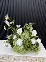 Composition Florale Luxe Toucher Réel Lys Calla Marguerite Chemin de Table Vert Champagne Pièce Maîtresse Végétation Fleurs Sauvages