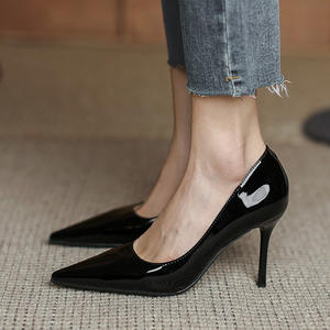 صندل نسائي احترافي من جلد البولي يوريثان بكعب رفيع مناسب للصيف والخريف، حذاء رسمي أنيق بمقدمة مدببة للعمل والمكتب برقبة عالية - Product Image 2