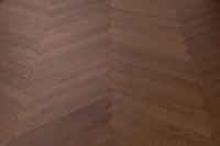 Parquet en bois à chevrons irréguliers, design unique pour la décoration intérieure de luxe