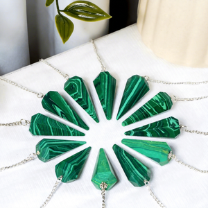 Péndulos de Malaquita Sintética de Color Verde de Primera Calidad al por Mayor, Tallados y Facetados, Ecológicos, para Feng Shui y Sanación Reiki - Product Image 1