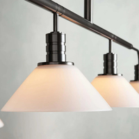 Suspension linéaire minimaliste moderne en laiton certifié avec cônes en verre laiteux, idéale pour salle à manger et îlot de cuisine