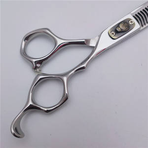 กรรไกรตัดผมหัวหมาป่า DE-6.0 ขนาด 6 นิ้ว กรรไกรซอยผมสแตนเลส ฟันคม กรรไกรตัดผมแบบแบน ด้ามจับขนาดกลาง - Product Image 3