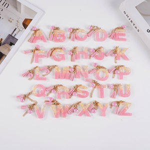 Porte-clés personnalisé avec alphabet en pompon rose, lettre en résine florale, chaîne dorée, élégant, mignon, durable, décoration suspendue - Product Image 1