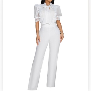 Mono elegante de mujer con paneles de encaje y cintura anudada, de pierna ancha, a la moda - Product Image 3