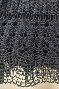 Pull sans manches en crochet tricoté décontracté noir pour femmes Design évidé élégant Logo avant ajusté Vêtements de fête - Product Image 3