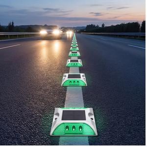 Delineateur de circulation réfléchissant antidérapant à clignotement synchronisé, borne solaire routière en aluminium pour la sécurité des passages piétons - Product Image 4