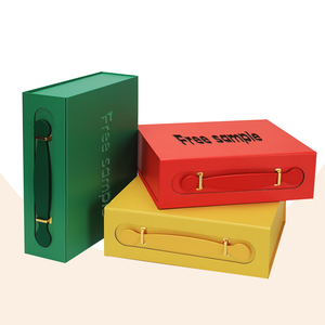 Boîte cadeau <span class=keywords><strong>de</strong></span> luxe en carton pliable <span class=keywords><strong>personnalisée</strong></span> avec poignée en cuir PU, faible MOQ, échantillon gratuit, avec couvercle magnétique - Product Image 1