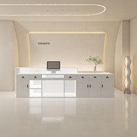 Bureau de réception incurvé tendance couleur crème avec rangement, mobilier de bureau pour magasins de vêtements, salons de beauté, bureaux (matériau MDF)