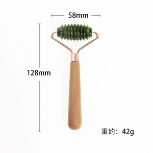 Rouleau facial à manche en bois portable pour femmes avec rail de massage unique vert foncé pour un usage domestique et un salon de beauté de bain de vacances - Product Image 5