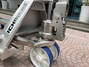 Transpaleta Hidráulica Manual de Acero Inoxidable de Bajo Costo en Vietnam, 540x1150 mm, Ruedas de Nylon/Tándem, 2-2.5 Toneladas, Resistente a la Corrosión - Product Image 5