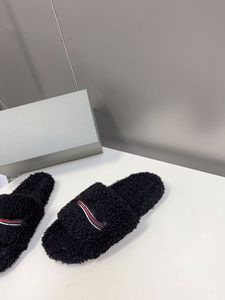 Chaussons de luxe en laine de haute qualité pour hommes et femmes, avec broderie tendance, antidérapants, design extérieur, dessus en cachemire et peluche. - Product Image 6