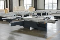 Scie à panneaux horizontale à table coulissante fabriquée en Chine avec moteur de 6,6 kW pour la découpe de meubles modulaires