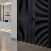 Portail à persiennes en alliage d'aluminium personnalisé, minimaliste, pour cour de villa, surface peinte électrostatiquement, commande manuelle