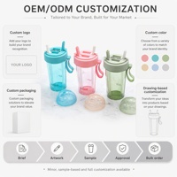 Vente chaude Creative 600 ml Infuseur De Fruits Une Tasse De Deux Boissons Différentes Tasse D'eau avec Deux Pailles Couple