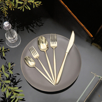 Un ensemble de couverts en métal brillant pour une table à manger haut de gamme - un sentiment de cérémonie