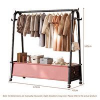 Porte-vêtements triangulaire commercial en acier de 125 cm sur roulettes avec bac de rangement inférieur en non-tissé – Produit par un fabricant en gros