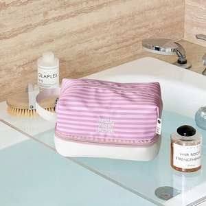 Bolsa de Maquillaje Rosa al por Mayor, Hermosa Bolsa de Aseo para Mujer con Diseño a Rayas, Bolsa de Viaje de Gran Capacidad con Logotipo Bordado y Cierre de Cremallera - Product Image 5