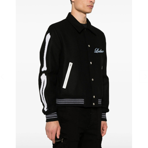 LEDUO OSM Giacca Bomber Nera in Cotone con Colletto Piatto, Dettaglio Patch sulle Maniche, Bordo a Righe e Orlo Dritto per Uomo - Product Image 4