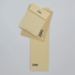 Etiquetas colgantes personalizadas para ropa, papel Kraft de cartón de plástico, impresión dorada UV, etiquetas colgantes para ropa - Product Image 1