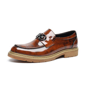 Elegantes mocasines de cuero pulido a mano para hombre - zapatos formales clásicos de color marrón con detalles de cadena metálica negra para un look informal. - Product Image 4