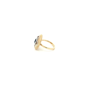 Bague de cocktail pour femme en or jaune 18 carats sertie de saphir bleu profond taille ovale, motif floral, exsudant un charme sophistiqué - Product Image 2