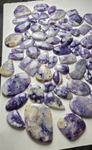 Quartz Lepidolite Naturel Poli, Motif Arc-en-ciel, Haute Qualité, Certifié par un tiers, Formes Cabochon Assorties, Vente en Gros - Product Image 1