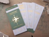 Carte d'embarquement en feuille d'or verte avec breloque d'avion d'invitation à un événement à destination Ensemble d'invitations élégant pour passeport de luxe sur le thème du voyage