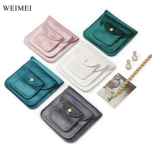 WEIMEI Vente en gros d'enveloppes cadeaux personnalisées, pochette en velours pour bijoux, emballage de bracelet avec bouton - Product Image 1