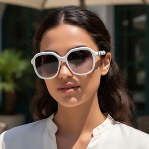 Gafas de Sol Modernas y Versátiles con Montura Redonda Grande, Protección UV400, Estilo Bambú, para Mujer, Moda Europea y Americana - Product Image 3