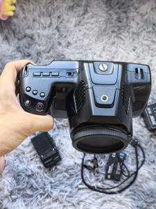 Cámara de cine digital Blackmagic 6K Pro de segunda mano con sensor Super 35 y pantalla táctil LCD de 5 pulgadas - Product Image 2