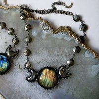 NM42363 Collier ras-de-cou avec pendentif triple déesse de la lune en labradorite et pyrite, motif phases de lune, plaqué argent antique, bijoux pour femme