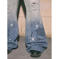Pantalon en jean délavé et vieilli à coupe ample et jambe large, taille mi-haute, avec étiquette personnalisée, strass et détails usés, vente en gros