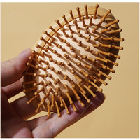 Vente en gros de mini brosse à cheveux en bois avec logo personnalisé peigne de massage naturel du cuir chevelu brosse à cheveux en bambou réutilisable pour la maison et le salon