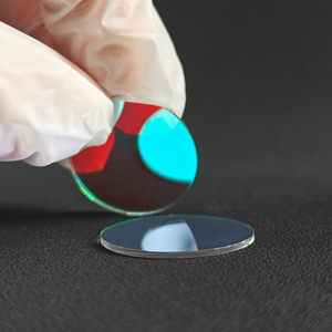 Filtre passe-bande étroit en <span class=keywords><strong>verre</strong></span> 940 nm 10 nm FWHM, haute transmission pour la détection industrielle - Product Image 1