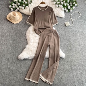 Nuovo Stile Semplice ed Elegante: Set Due Pezzi con Top <span class=keywords><strong>a</strong></span> Collo Tondo <span class=keywords><strong>a</strong></span> Maniche Corte in Maglia <span class=keywords><strong>a</strong></span> <span class=keywords><strong>Costine</strong></span> e Pantaloni Lunghi <span class=keywords><strong>a</strong></span> Vita Alta - Product Image 4