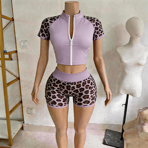 Ensemble deux pièces sportif pour femme, veste à col polo et short imprimé léopard, faible MOQ personnalisé, pour l'été et le quotidien - Product Image 6